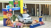 Kehadiran-kendaraan-listrik-Wuling-di-tengah-elemen-dekoratif-khas-Toy-Story-menunjukkan-bagaimana-inovasi-teknologi-dapat-hadir-lebih-dekat-menyenangkan-dan-relevan-dengan-kehidupan-sehari-hari-mas